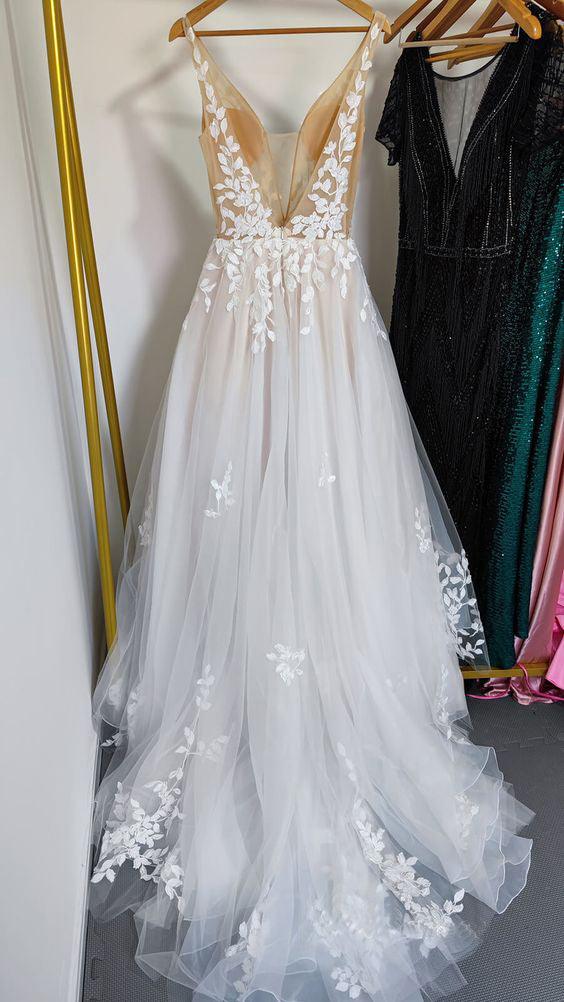 Vestido de novia romántico de encaje con escote en V profundo y cola WD593