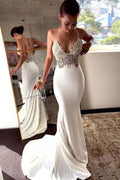 Vestido de novia sirena con escote en V profundo, tirantes finos y espalda descubierta WD586