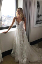 Vestido de novia playero con escote en V profundo y tirantes finos WD556