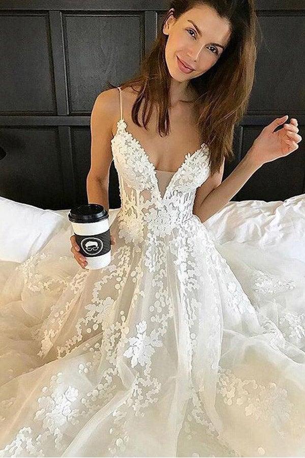 Vestido de novia playero con escote en V profundo y tirantes finos WD556