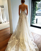 Vestido de novia playero con escote en V profundo y tirantes finos WD556