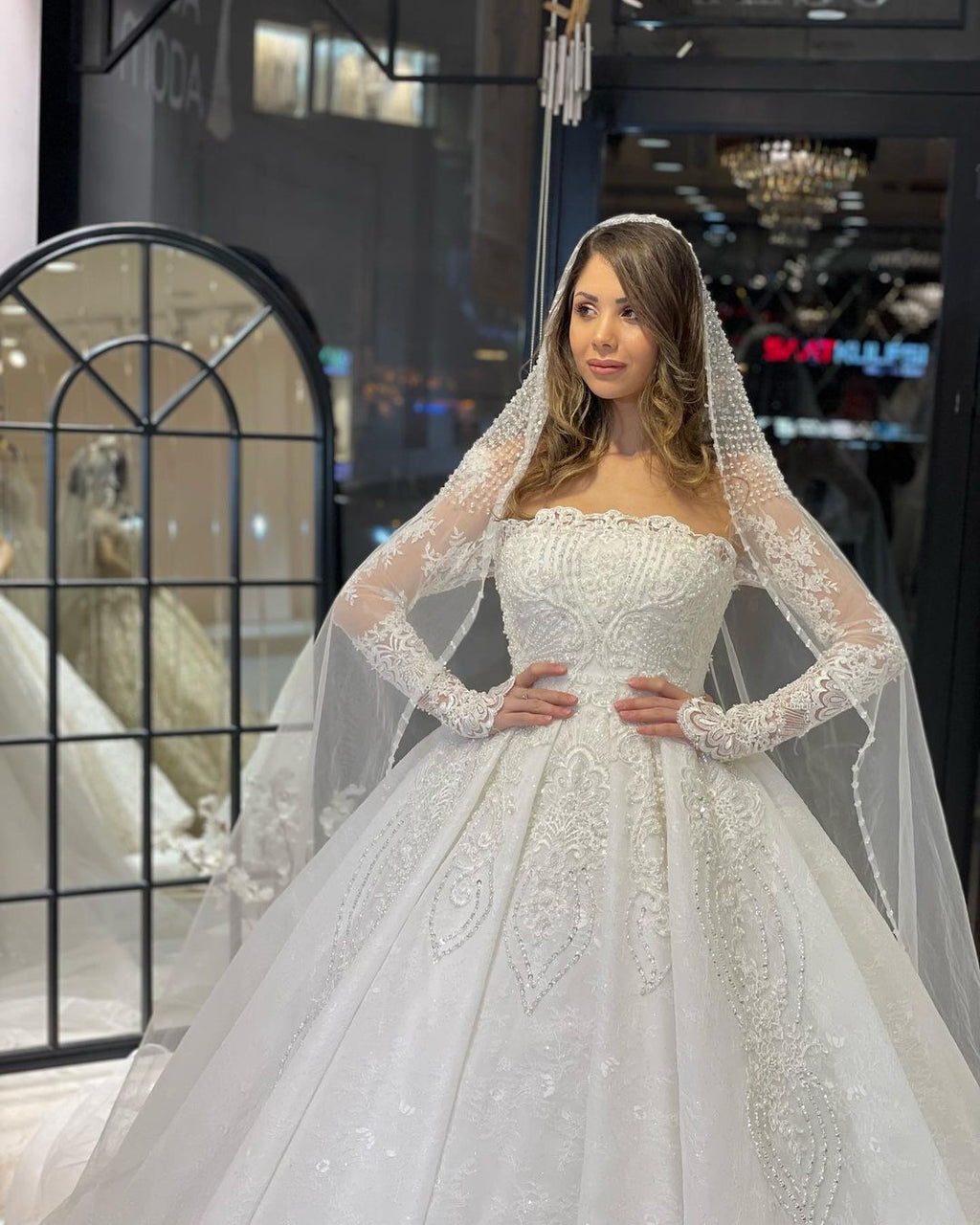 Vestido de novia de lujo de corte A con encaje, mangas largas y volantes, largo hasta el suelo