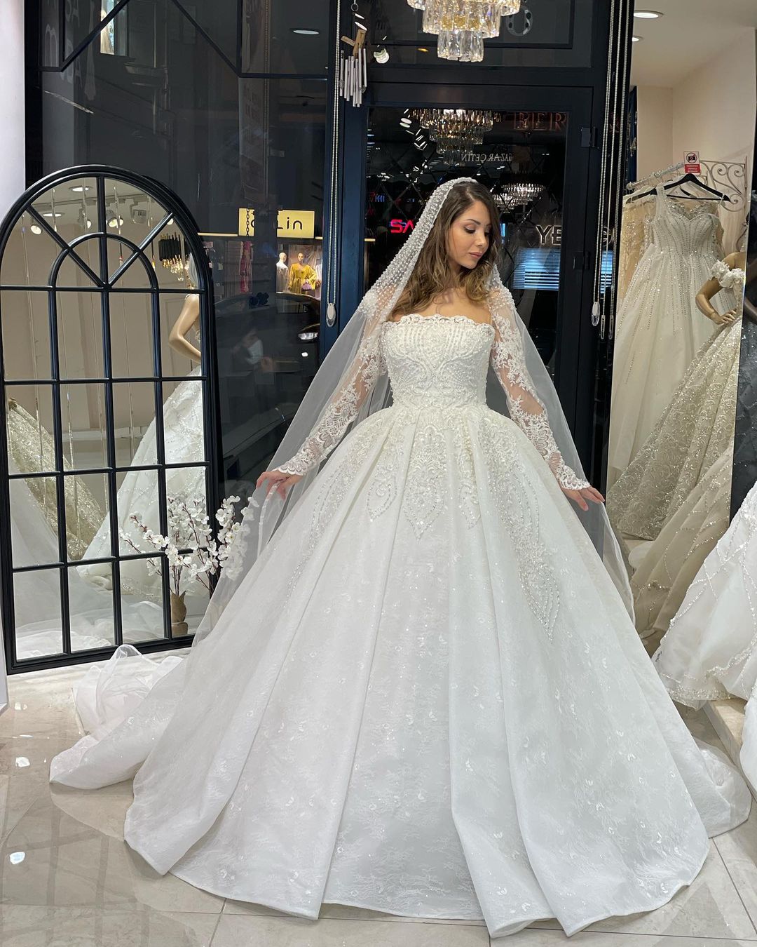 Vestido de novia de lujo de corte A con encaje, mangas largas y volantes, largo hasta el suelo