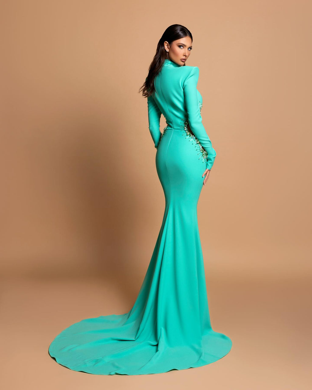 Vestido de fiesta de satén con cuentas, cuello alto y manga larga de diseñador
