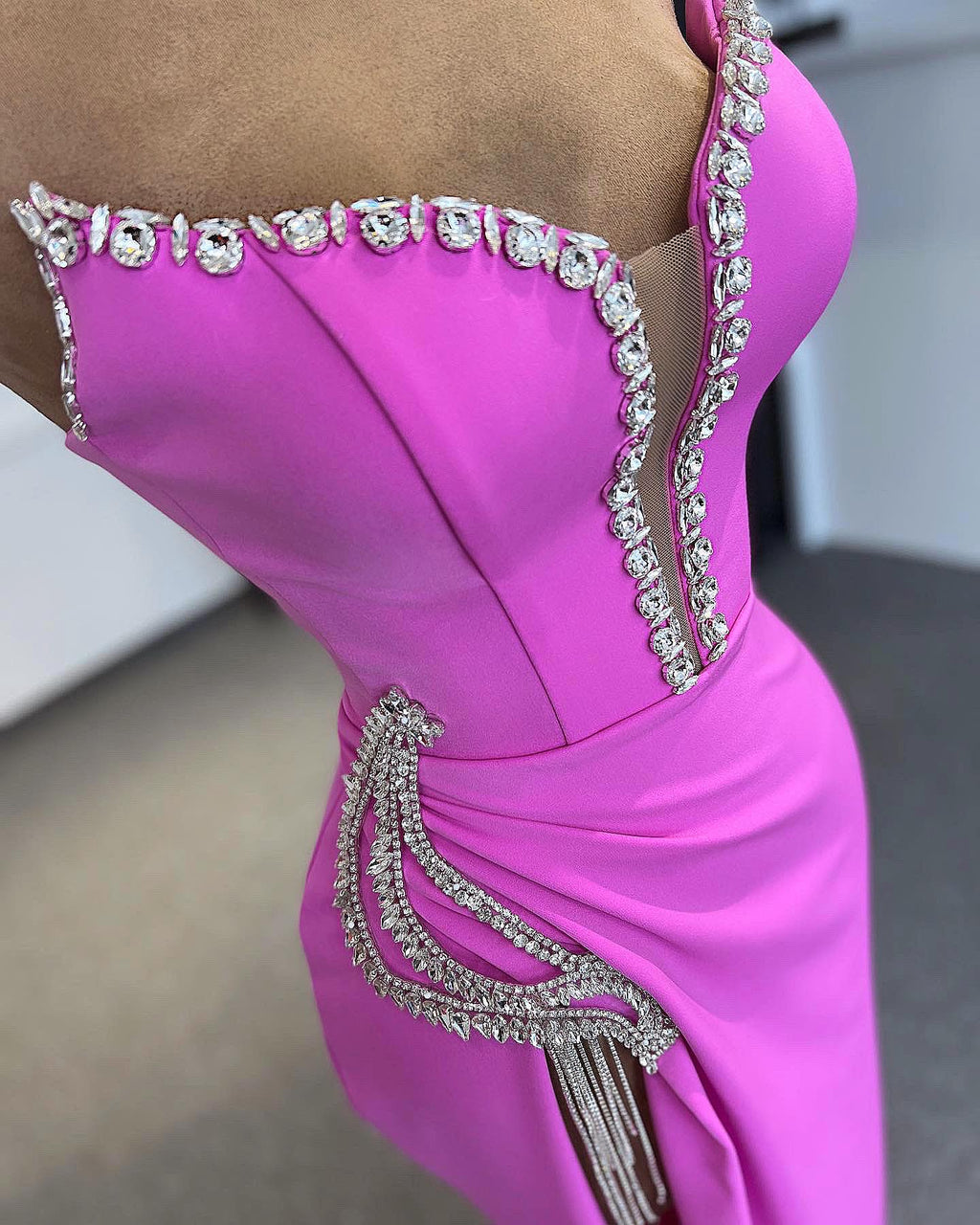 Vestidos de fiesta de diseñador con escote en V, sin tirantes, sin mangas, con cristales, tul y satén, con abertura frontal