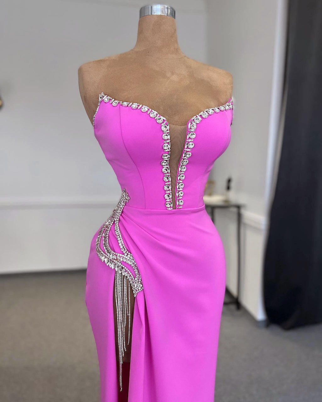 Vestidos de fiesta de diseñador con escote en V, sin tirantes, sin mangas, con cristales, tul y satén, con abertura frontal