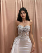 Vestido de novia de satén con tul y cuentas, sin mangas y escote corazón de diseñador