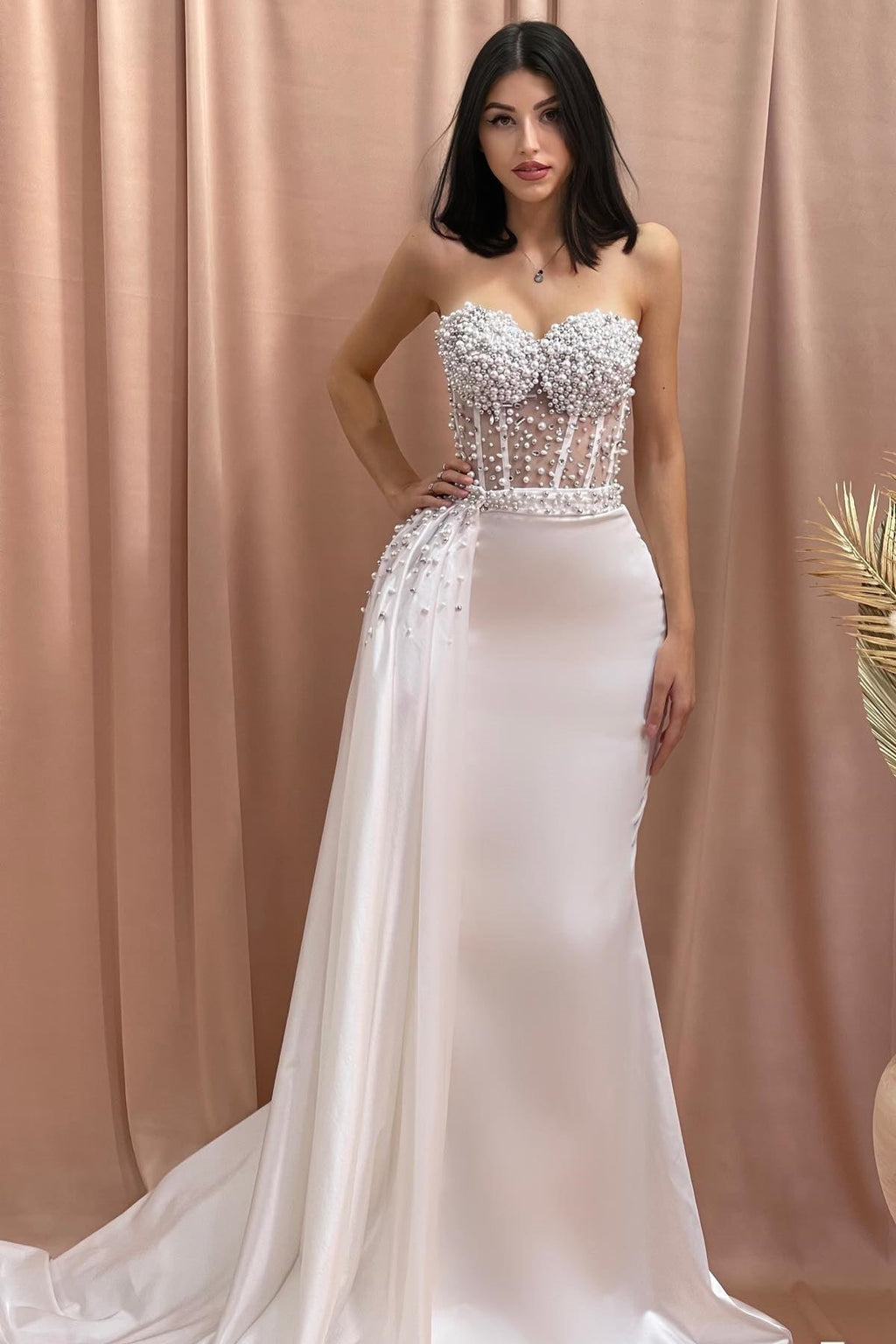Vestido de novia de satén con tul y cuentas, sin mangas y escote corazón de diseñador