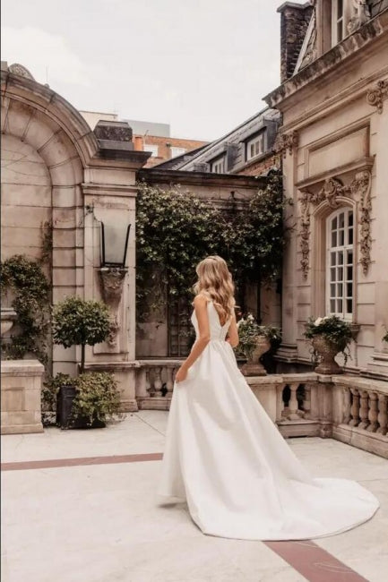 Vestido de novia de diseño largo en A con escote en V, sencillo, de satén, sin mangas y con abertura