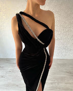 Vestido de fiesta largo negro de sirena con un hombro al descubierto, sin mangas y abertura.