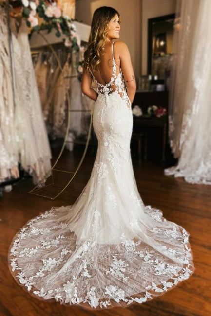 Vestido de novia de diseño con escote en V, espalda descubierta y tirantes finos de sirena larga