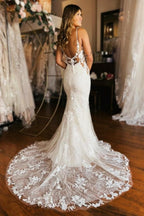 Vestido de novia de diseño con escote en V, espalda descubierta y tirantes finos de sirena larga
