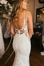 Vestido de novia de diseño con escote en V, espalda descubierta y tirantes finos de sirena larga