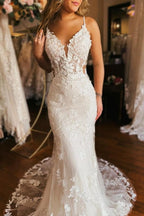 Vestido de novia de diseño con escote en V, espalda descubierta y tirantes finos de sirena larga