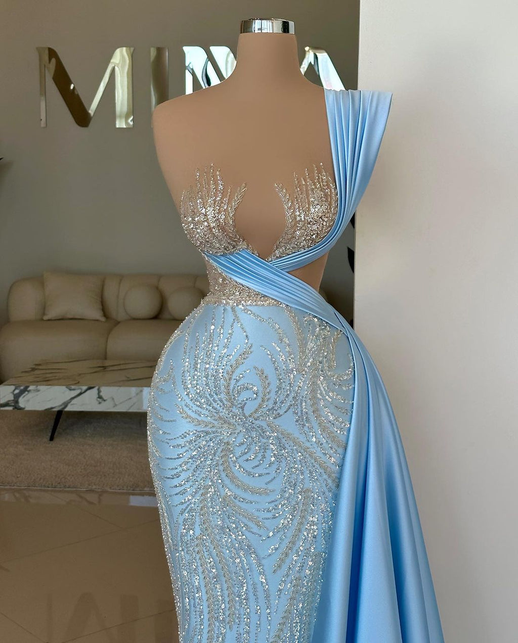 Vestido de fiesta largo de diseñador en azul cielo con un solo hombro, lentejuelas y encaje