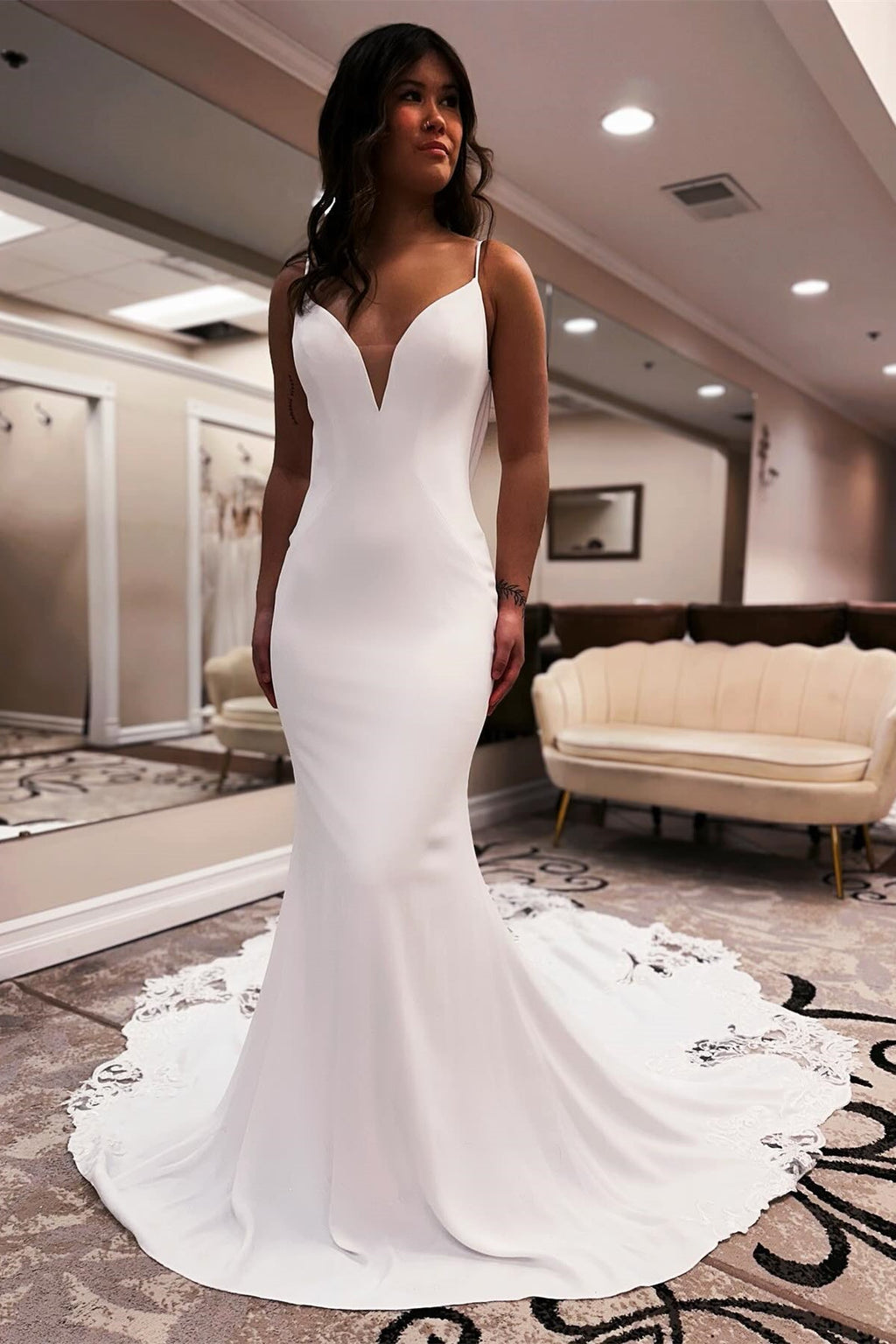 Vestidos de novia de diseñador con escote sirena, tirantes finos, sin mangas, apliques, encaje satinado, espalda abierta y cola