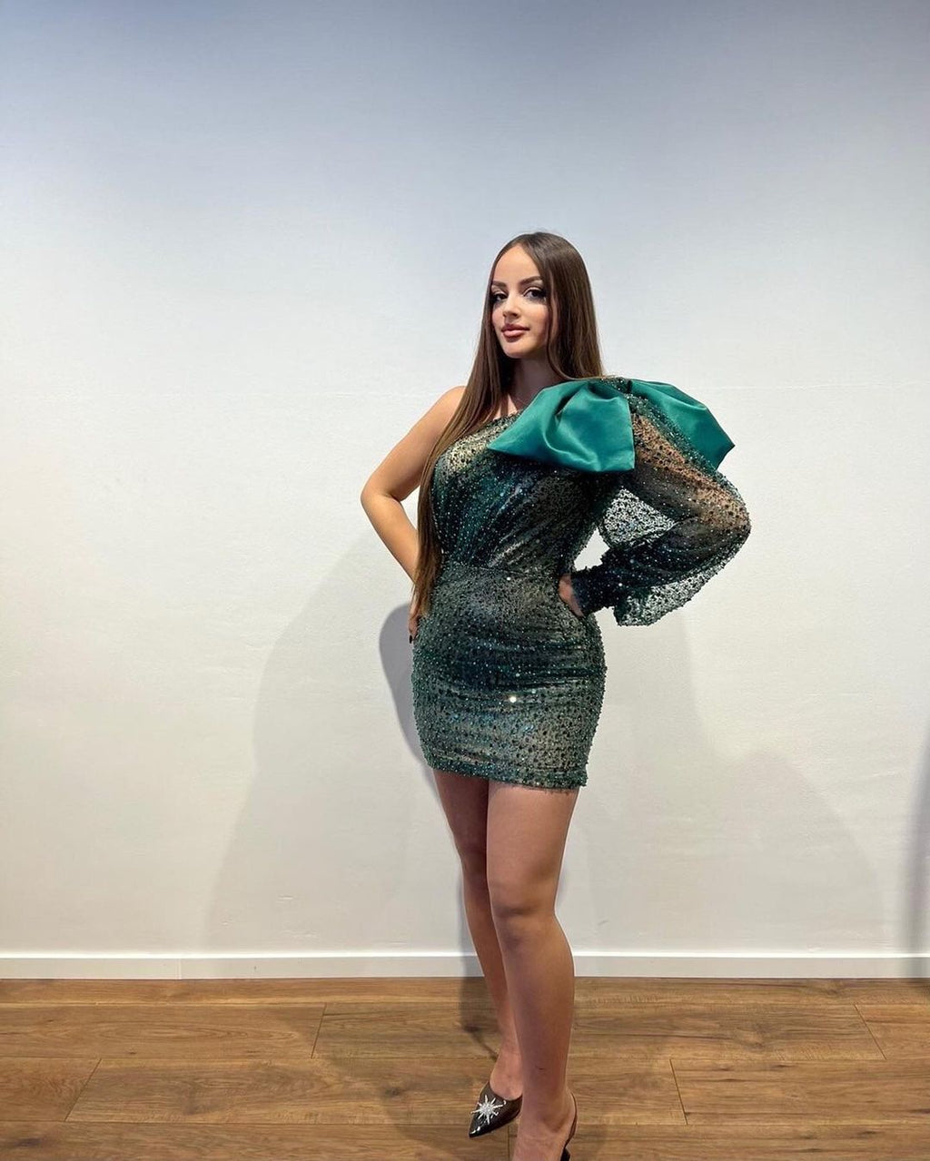 Vestido de fiesta ajustado de manga larga con lentejuelas y un hombro corto de diseñador