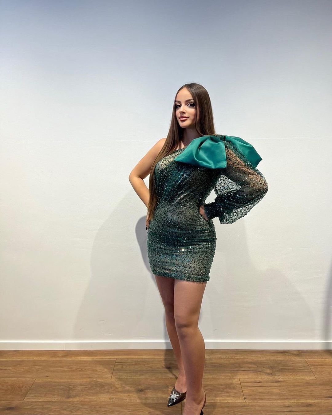 Vestido de fiesta ajustado de manga larga con lentejuelas y un hombro corto de diseñador