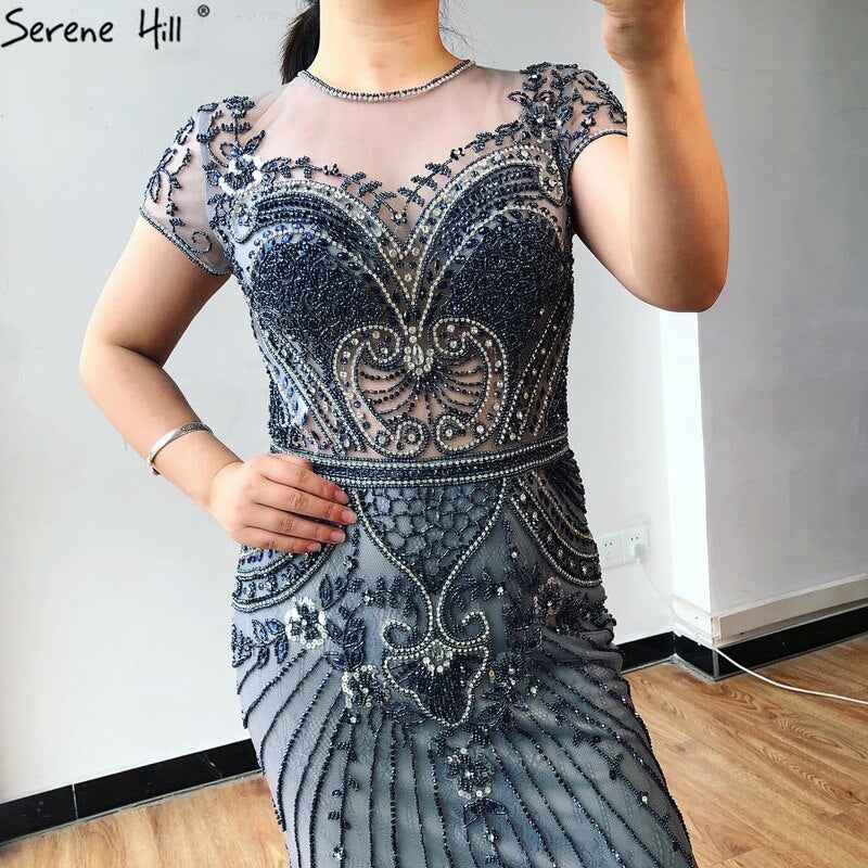 Vestido de noche estilo sirena gris de Dubái con escote redondo, cuentas y diamantes, de lujo, manga corta, formal, 2025, LA70152 