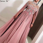 Zum Verkauf Keine Rückgabe Keine Rückerstattung Dubai Rosa Stehkragen Chiffon Abendkleider Design Diamant Ärmellose Strand Abendkleider 2025 LA60736 