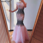 Vestidos de noche de sirena sexys de color rosa de Dubái, diseño de lujo con plumas de cristal, sin mangas, vestidos formales 2025 LA70242 