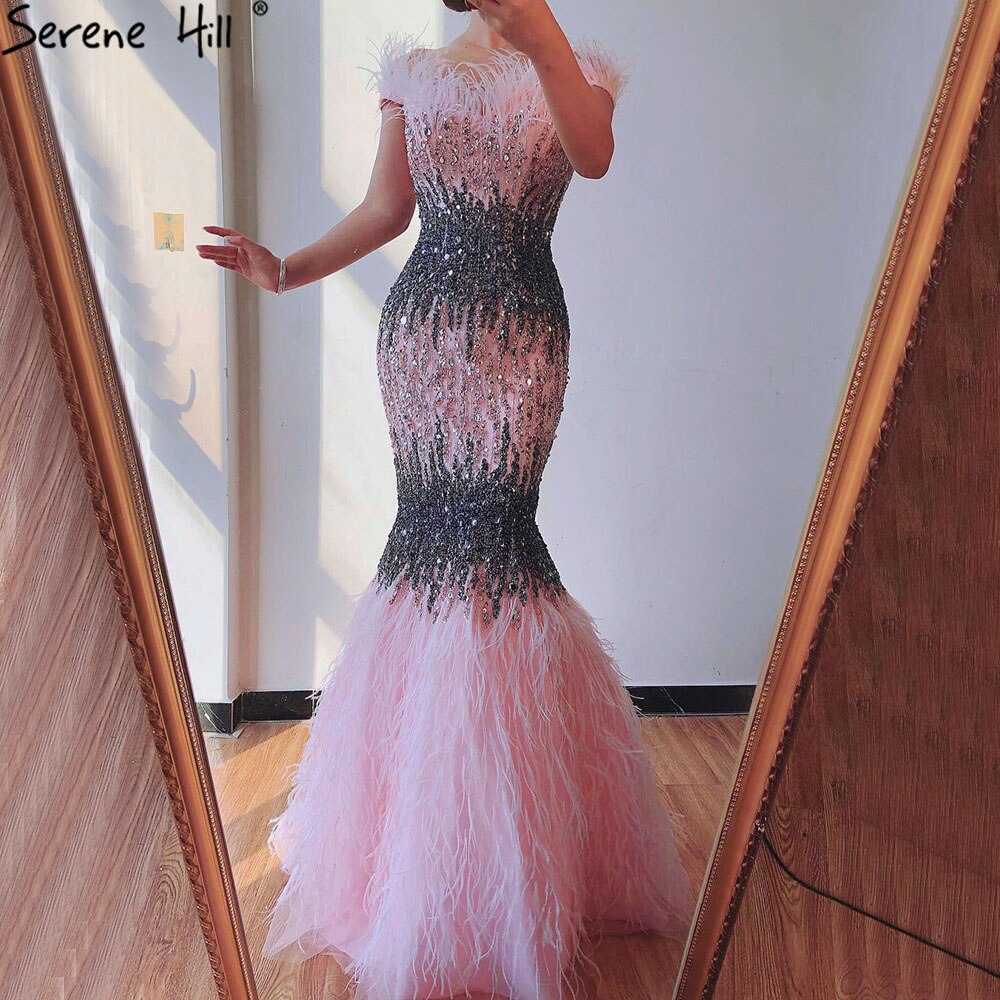 Vestidos de noche de sirena sexys de color rosa de Dubái, diseño de lujo con plumas de cristal, sin mangas, vestidos formales 2025 LA70242 