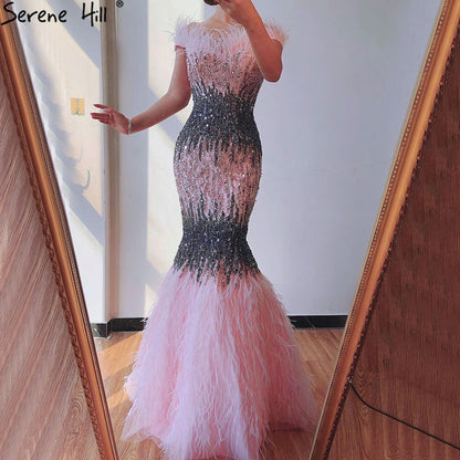 Dubai Rosa Sexy Meerjungfrau Abendkleider Design Luxus Kristall Federn Ärmellose Abendkleider 2025 LA70242 