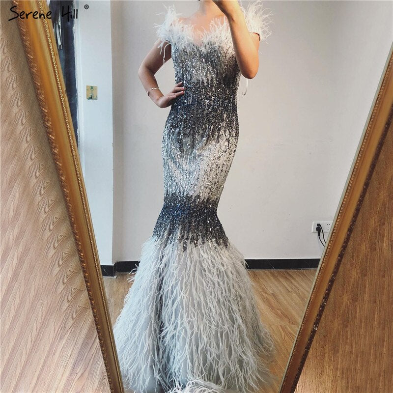 Vestidos de noche de sirena sexys de color rosa de Dubái, diseño de lujo con plumas de cristal, sin mangas, vestidos formales 2025 LA70242 