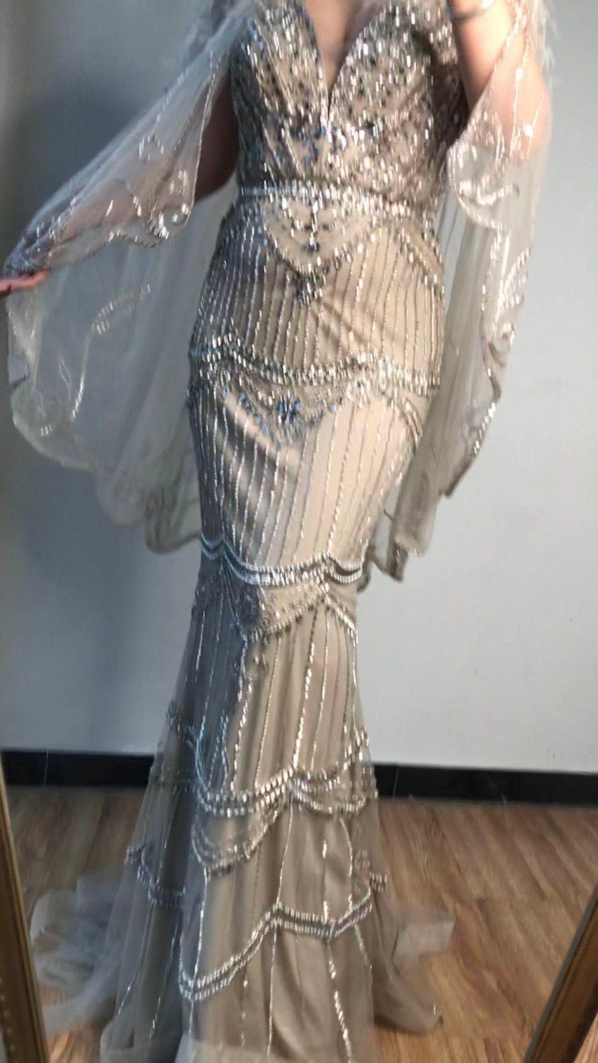 Vestido de noche sexy estilo sirena con escote en V morado de Dubái 2025, sin mangas, con chal, hilo y plumas, vestido formal LA70171A 