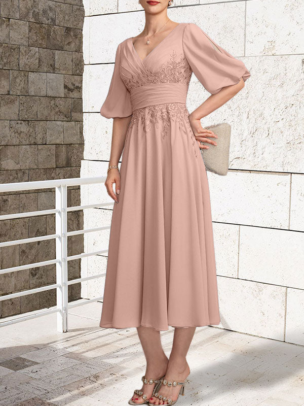 Vestido de madre de la novia de gasa con encaje, escote en V y largo hasta la rodilla con pliegues