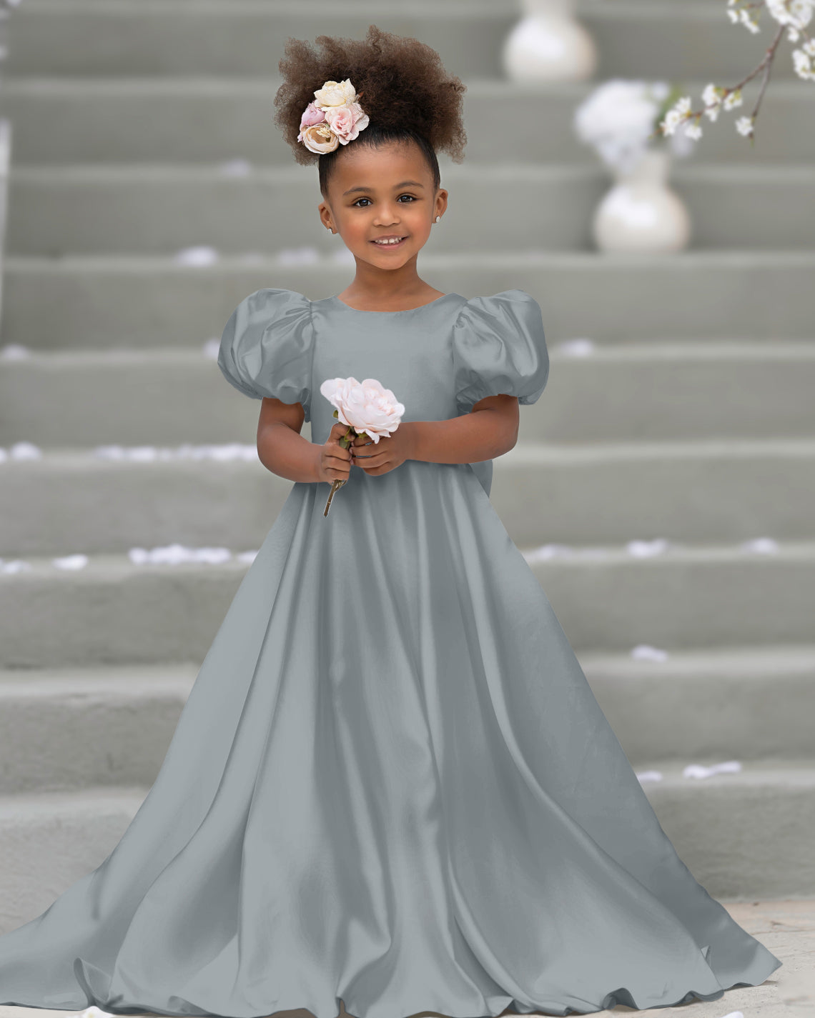 Blumenmädchenkleid mit Puffärmeln, Schleife, Knopfleiste hinten und Schleppe 