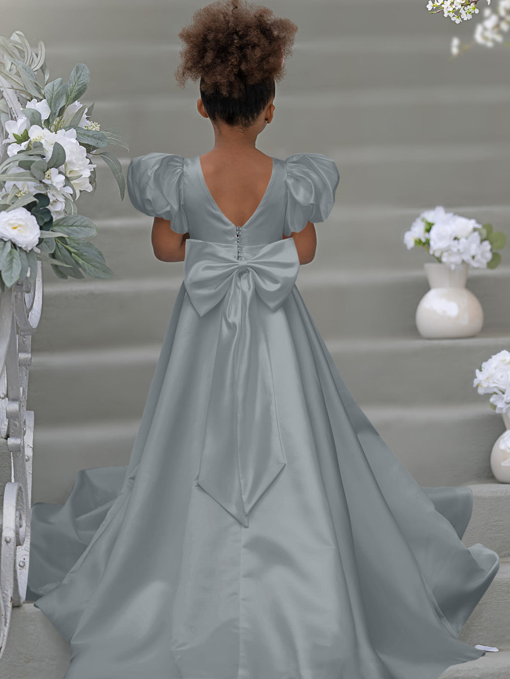Blumenmädchenkleid mit Puffärmeln, Schleife, Knopfleiste hinten und Schleppe 