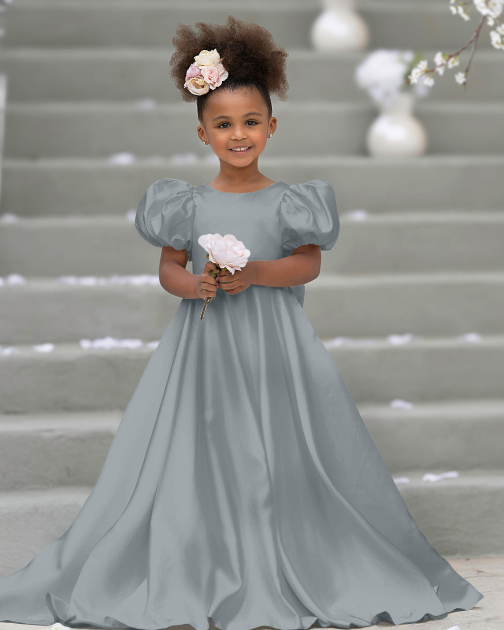 Vestido para niña de las flores con cola larga, mangas abullonadas, lazo en la espalda y botones