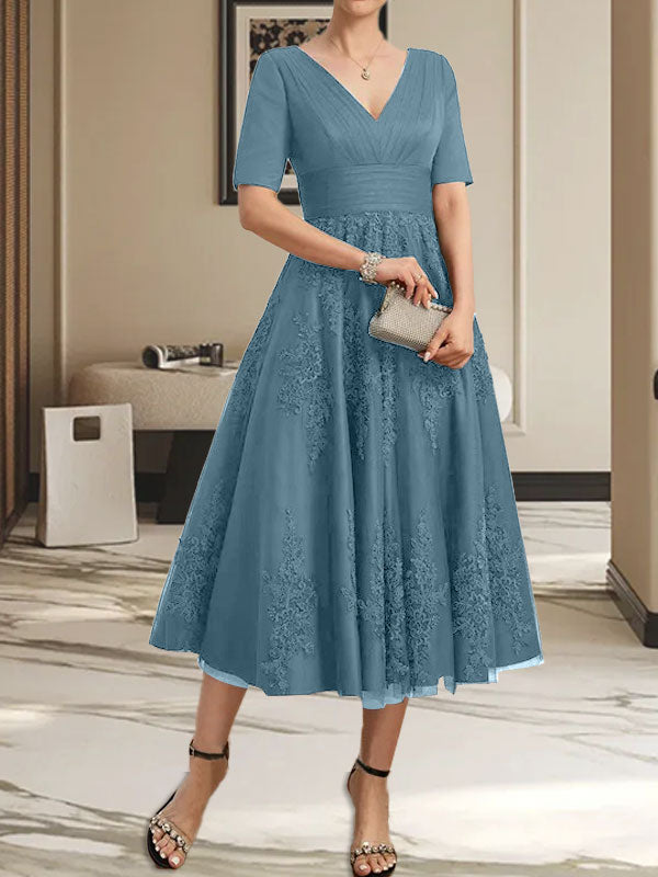 Vestido de madre de la novia de tul con encaje, escote en V y corte A hasta la rodilla con pliegues