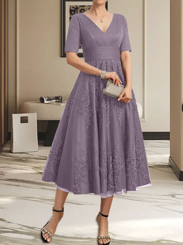 Vestido de madre de la novia de tul con encaje, escote en V y corte A hasta la rodilla con pliegues