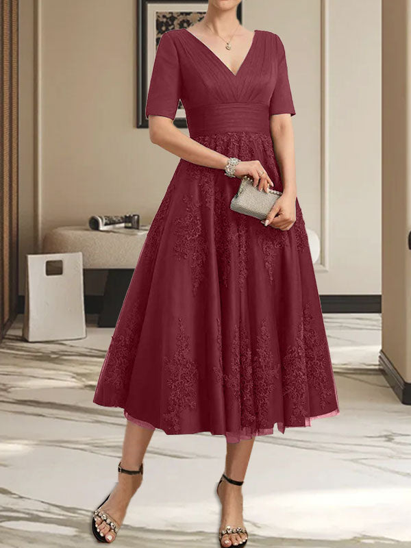 Vestido de madre de la novia de tul con encaje, escote en V y corte A hasta la rodilla con pliegues