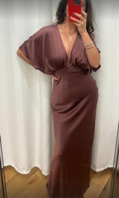 Vestido de noche largo de satén marrón con escote en V profundo Y8449