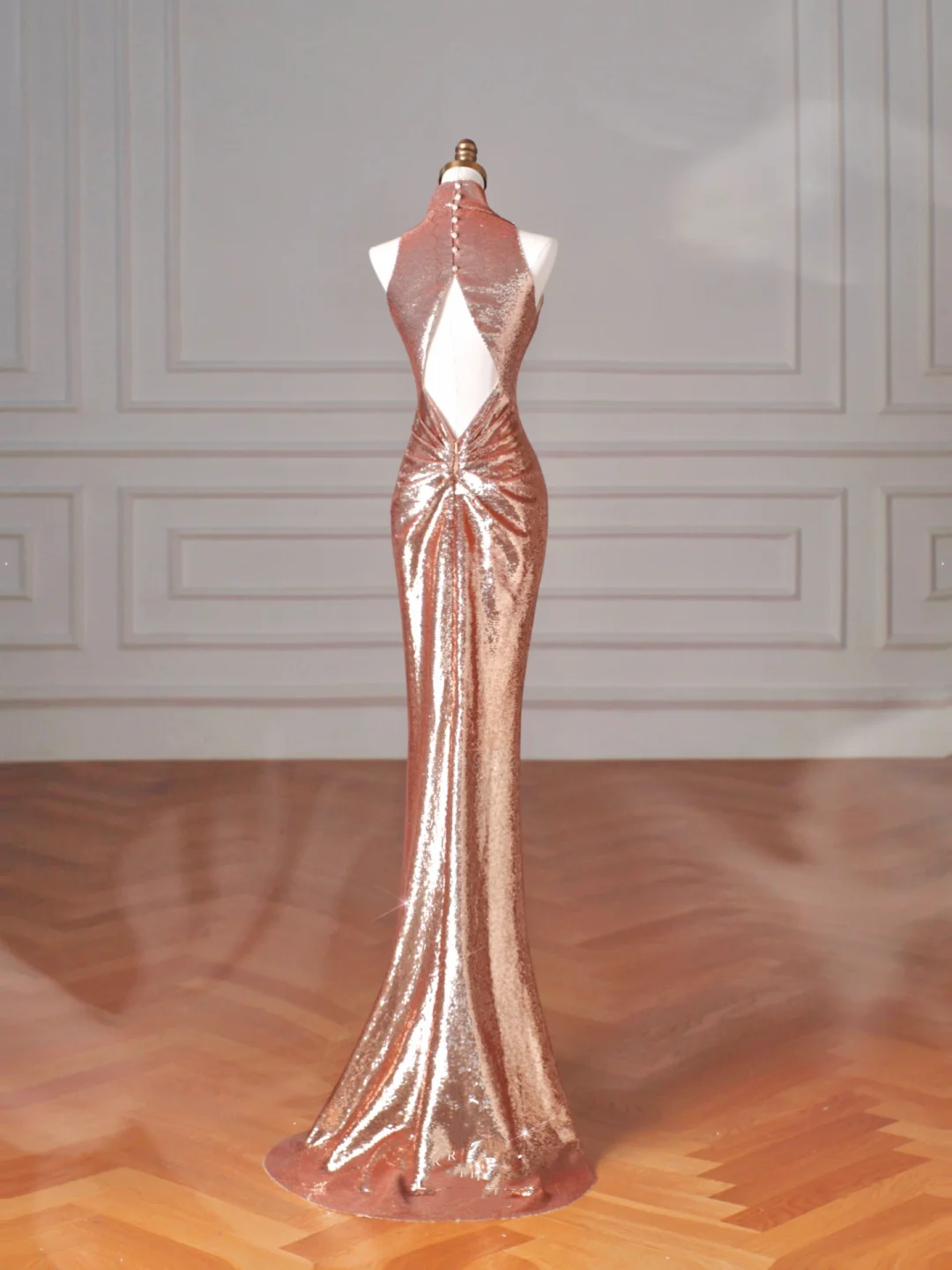Vestido de fiesta largo estilo sirena con lentejuelas en oro rosa y espalda descubierta Y8635