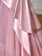 Elegante vestido de noche de tul satinado sin tirantes con cuello de plumas, corte en A, color rosa, Y8629