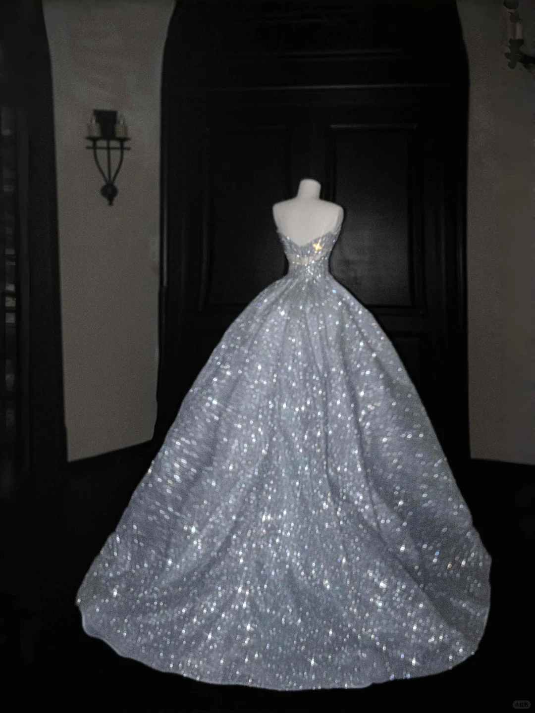 Glitzerndes trägerloses blaues Tüll-Pailletten-A-Linien-Ballkleid, formelles Hochzeitskleid Y8676