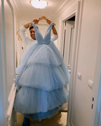 Elegantes himmelblaues V-Ausschnitt A-Linie rückenfreies langes Ballkleid Abendkleid Y4813
