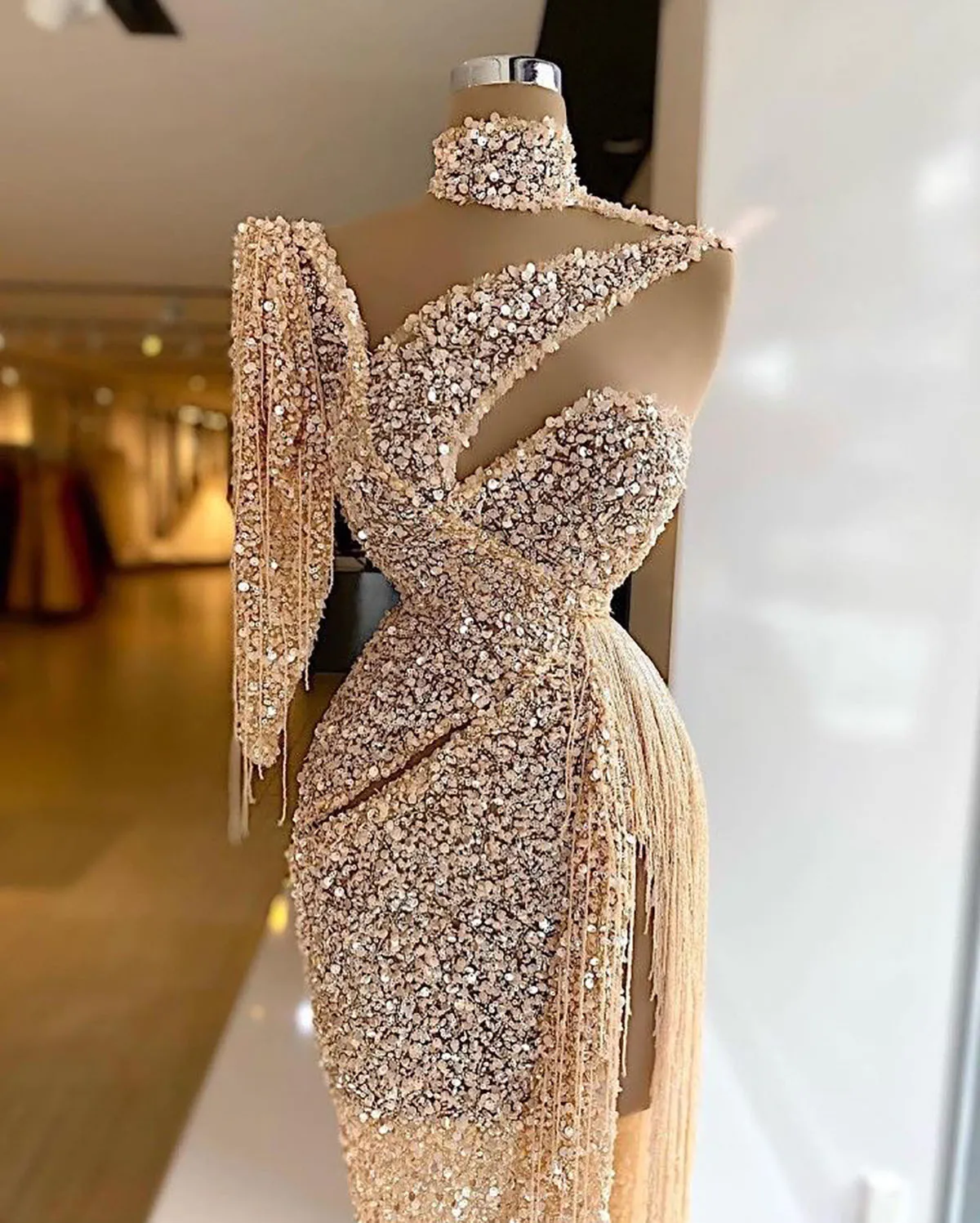 Funkelndes Pailletten-Abendkleid mit Seitenschlitz, Ballkleid mit einer Schulter und Quasten, nach Maß Y6411