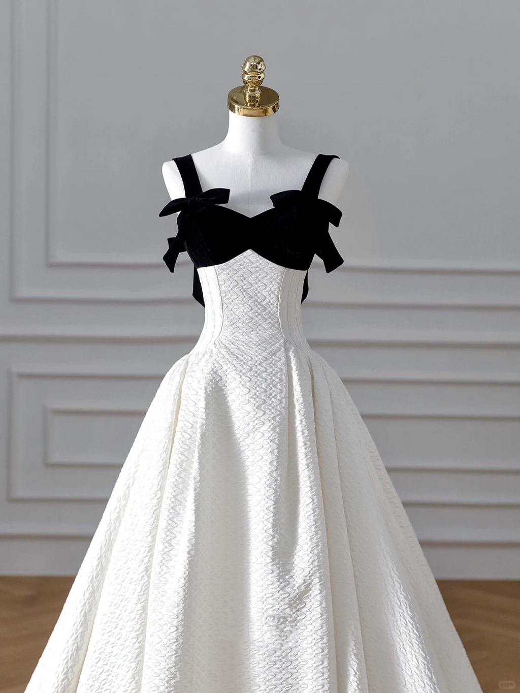 Elegantes weißes Satin A-Linie langes Ballkleid Abendkleid, formelles Hochzeitskleid Y8611