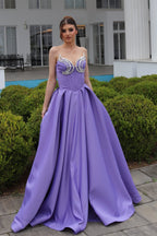 Elegante vestido de fiesta morado de satén con volantes, sin mangas y escote en forma de A