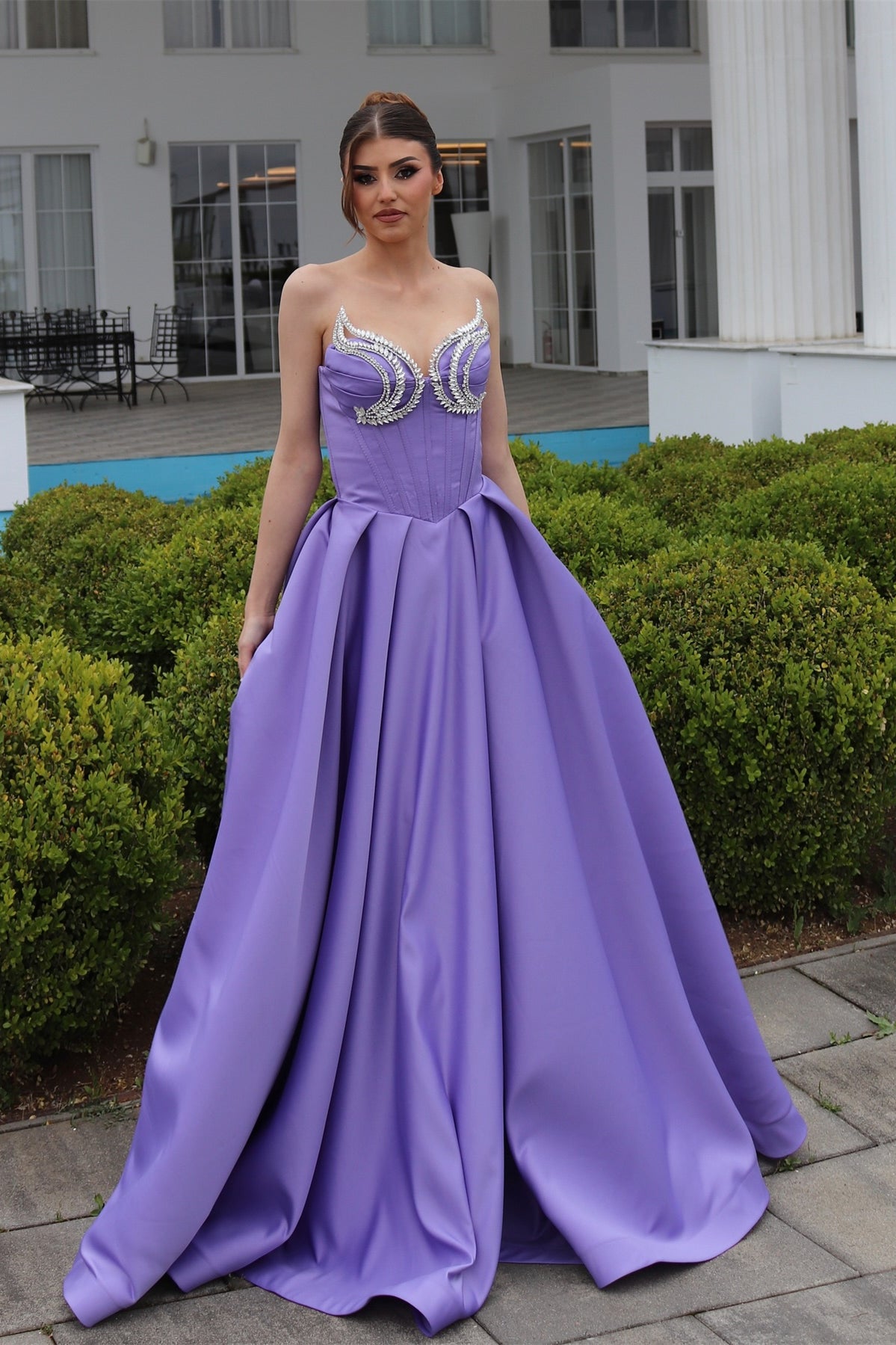 Elegante vestido de fiesta morado de satén con volantes, sin mangas y escote en forma de A