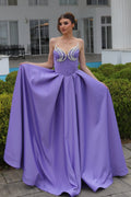 Elegante vestido de fiesta morado de satén con volantes, sin mangas y escote en forma de A