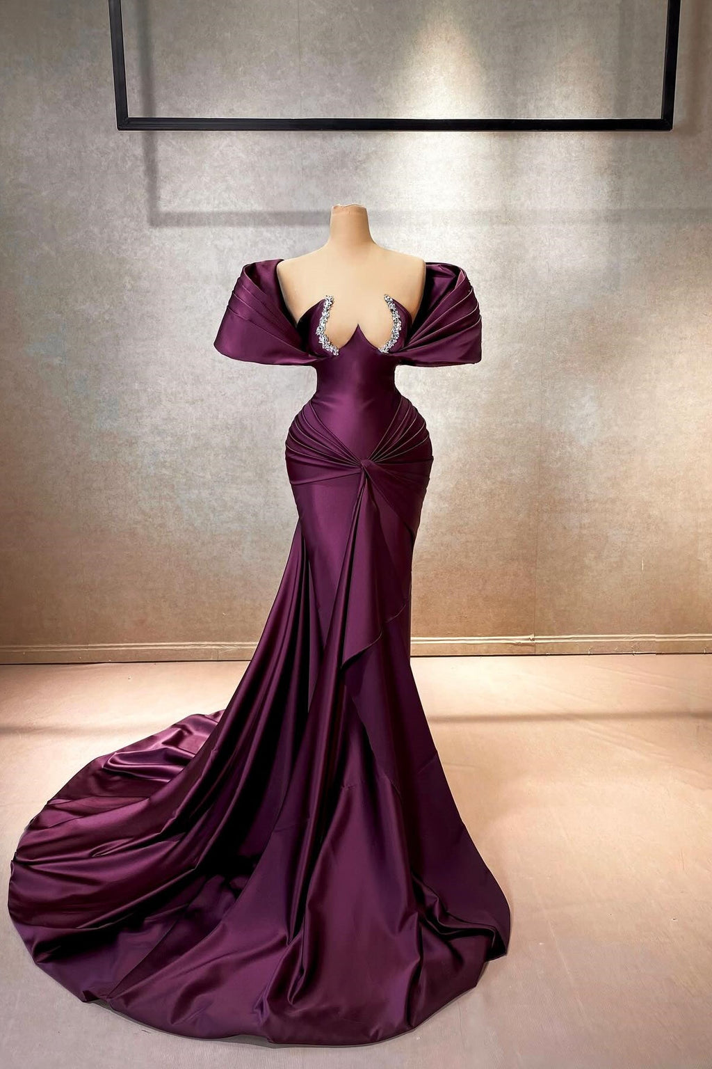 Elegante vestido de fiesta largo de satén con volantes, hombros descubiertos y mangas cortas en forma de A