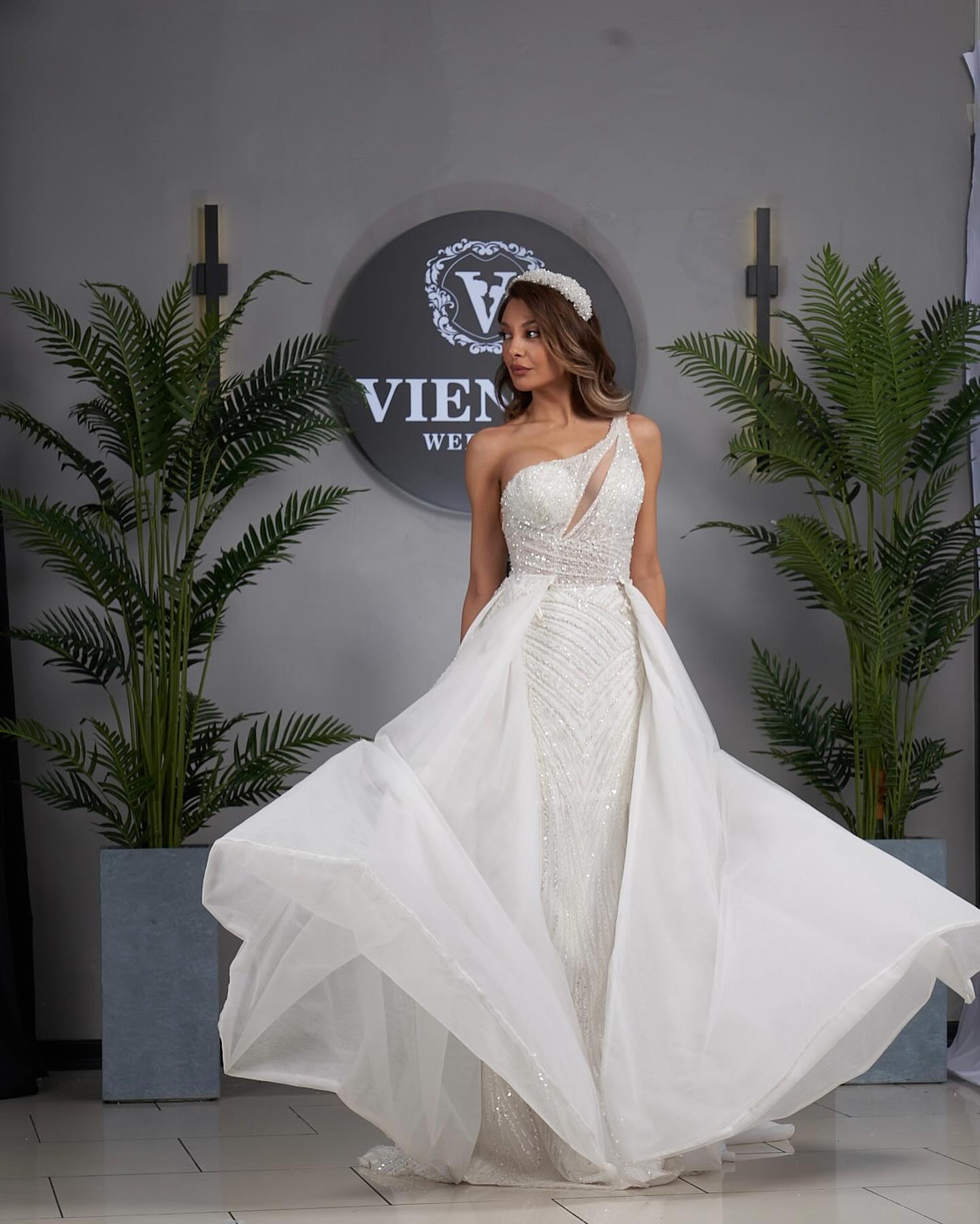 Elegante vestido de novia de tul con apliques, sin mangas y un hombro descubierto para mujer