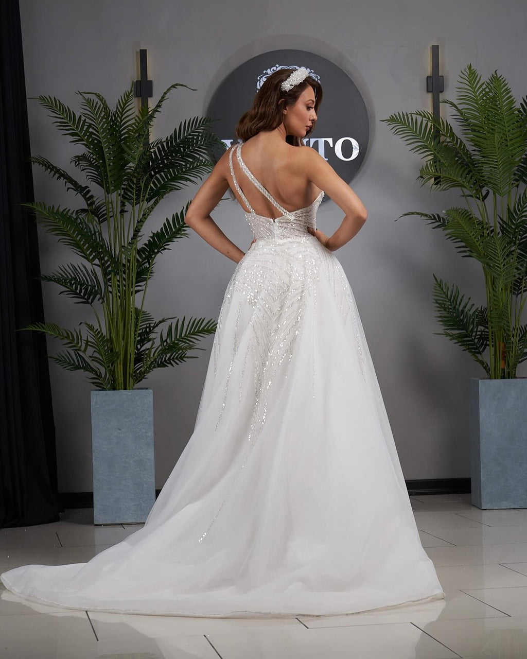 Elegante vestido de novia de tul con apliques, sin mangas y un hombro descubierto para mujer