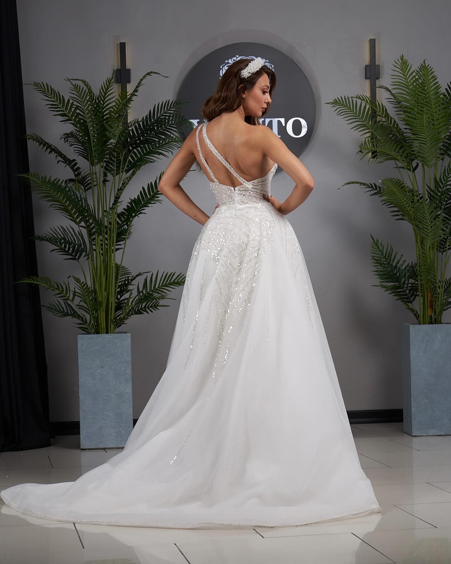 Elegante vestido de novia de tul con apliques, sin mangas y un hombro descubierto para mujer